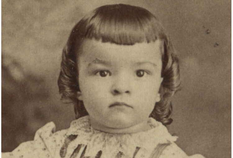 FROM PITTSBURGH, PA, PHOTO CUTE GIRL W/ SHORT BANGS