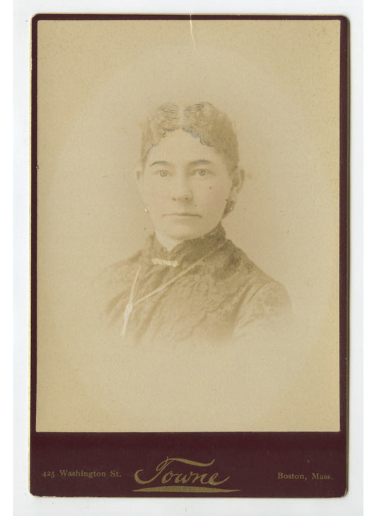 CAB CARD PHOTO LADY FROM BOSTON, MASS, BY TOWNE