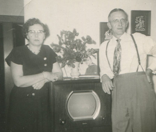 25TH WEDDING ANNIVERSARY PHOTO. COUPLE POSED WITH TV AND ROSES. 1951.