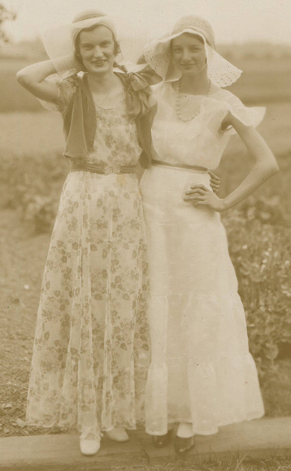 YOUNG WOMEN IN SUMMER GOWNS AND SUN HATS. TONED SILVER PRINT. 1930s.