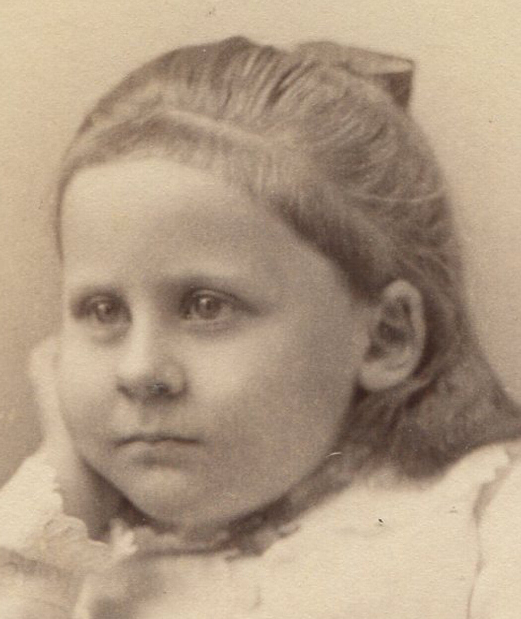 WORLD WEARY LITTLE GIRL, CHIN IN HAND POSE. CABINET CARD. N.Y.
