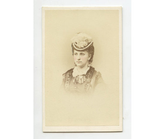 LADY FROM PHILLY, PA, GREAT HAT, CDV STUDIO PORTRAIT BY WENDEROTH