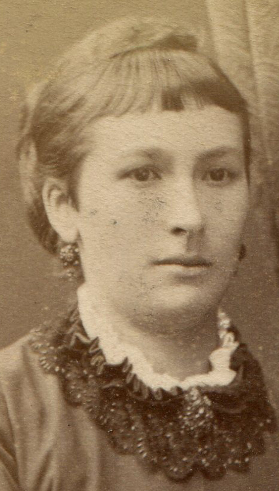 WOMAN, VERY SHORT BANGS. ORNATE POSING CHAIR. CDV. STOCKHOLM, SWEDEN.