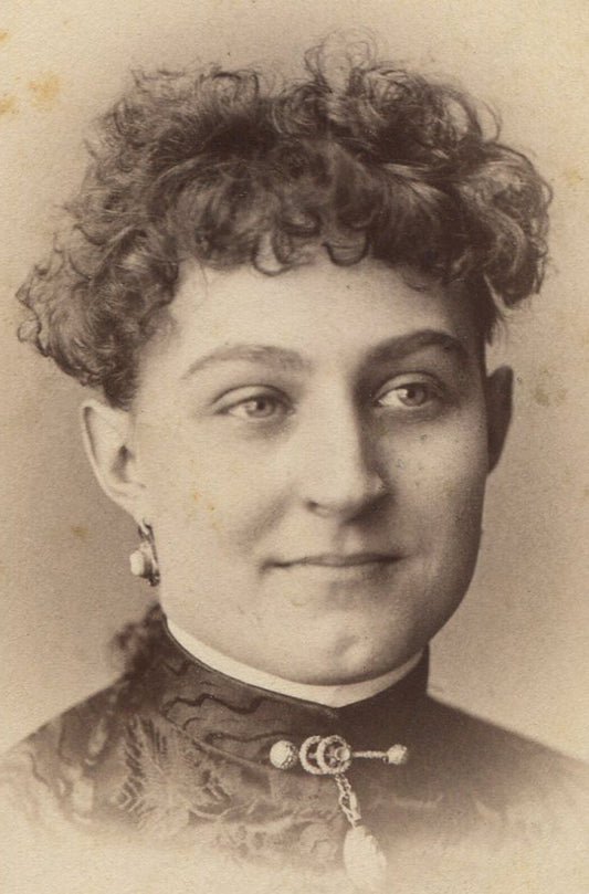 WOMAN, NICE SMILE AND CURLY TOP HAIR. CABINET CARD.