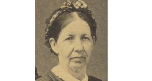 CDV STUDIO PORTRAIT LADY FROM NEW YORK HOLDING PHOTO IN CASE