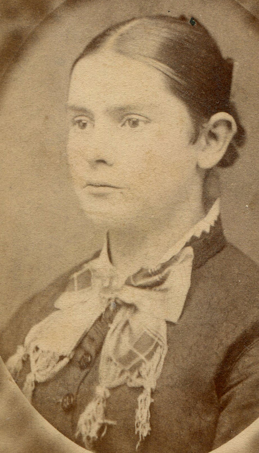 YOUNG WOMAN, BLANK STARE.  CDV, ODD BACKGROUND.