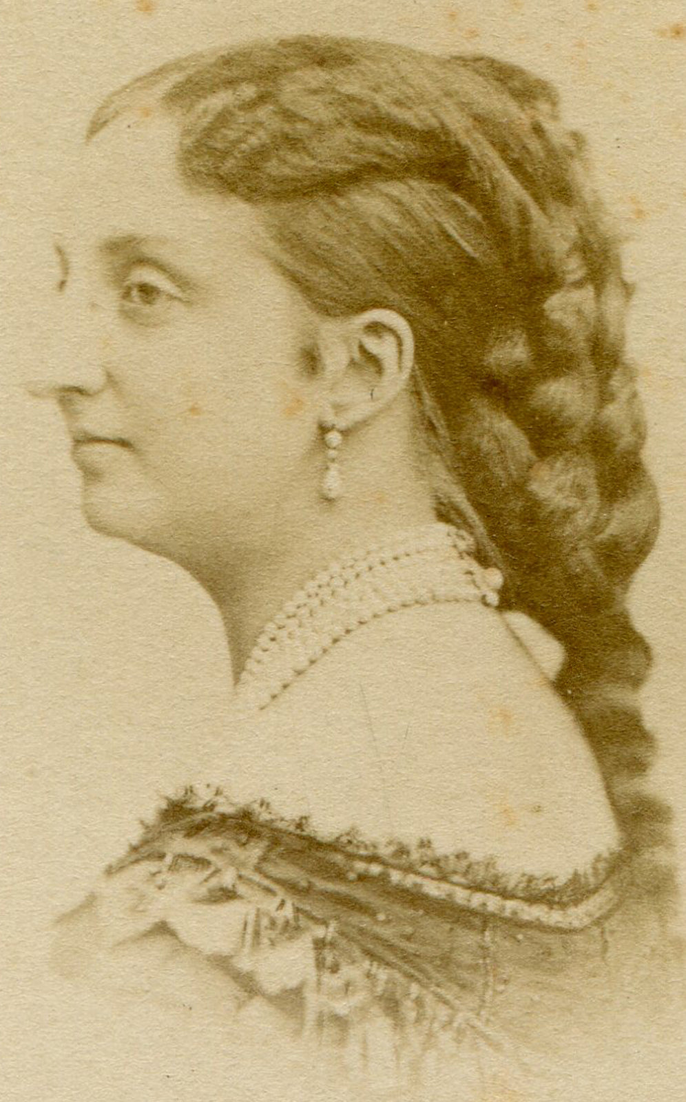 PROMINENT FRENCH FIGURE, FEMALE. THICK BRAIDED HAIR, PEARL NECKLACE. CDV. PARIS.