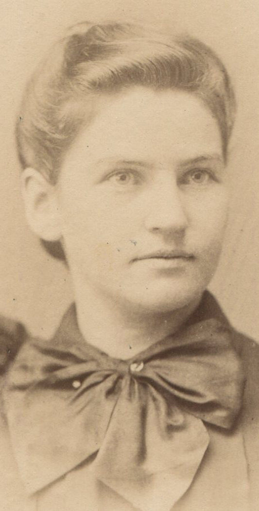 WOMAN W/SWEPT BACK HAIR, BIG BOW COLLAR. CABINET CARD. N.Y.