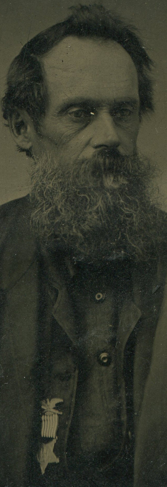BEARDED MAN WITH RIBBON/BADGE. TINTYPE.