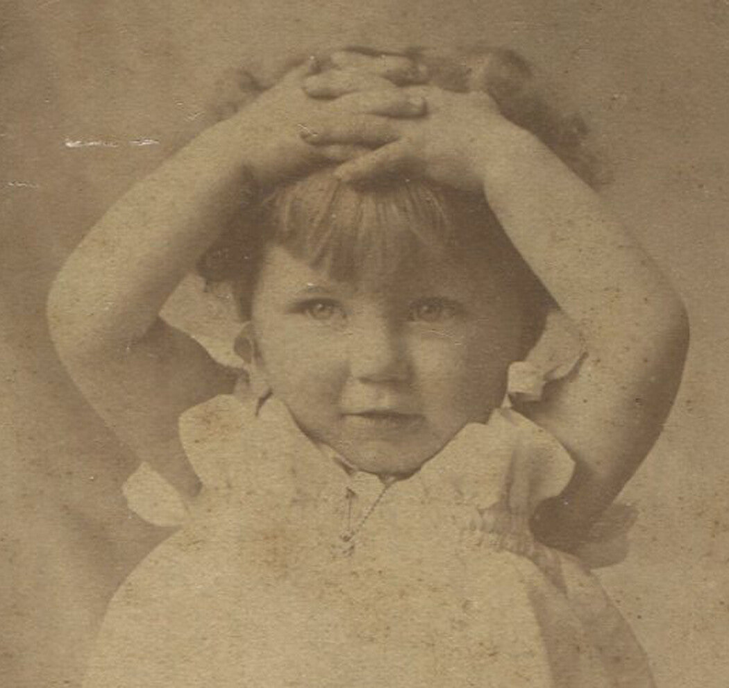 TODDLER W/HANDS IN AIR, PHOTO ADVERTISEMENT. CABINET CARD. ALBERT LEA, MINN.