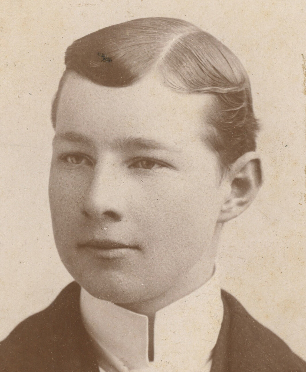 BROOKLYN, NY, PHOTO MAN W/ NICE SUIT, INFO ON BACK
