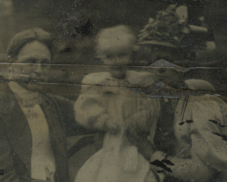 GROUP PHOTO, FAMILY - PARENTS + SMALL CHILD, TINTYPE STUDIO PORTRAIT, 1/6 PLATE