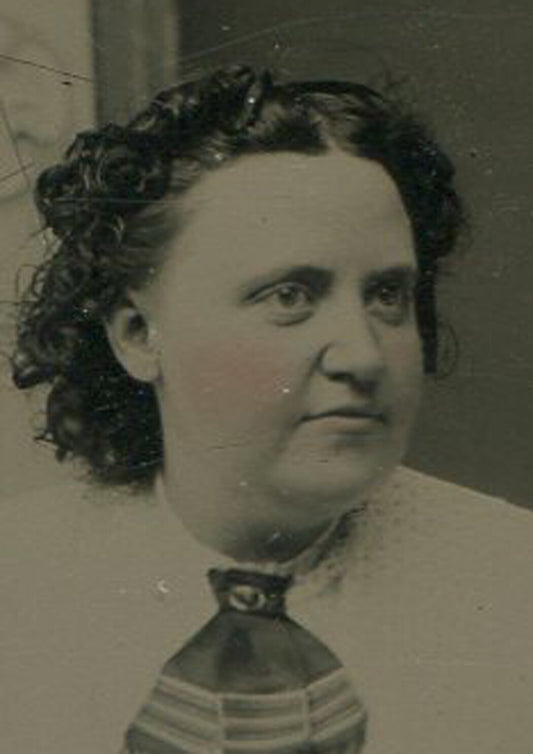 BEAUTIFUL FULL FIGURED WOMAN, CURLY HAIR. TINTED TINTYPE.