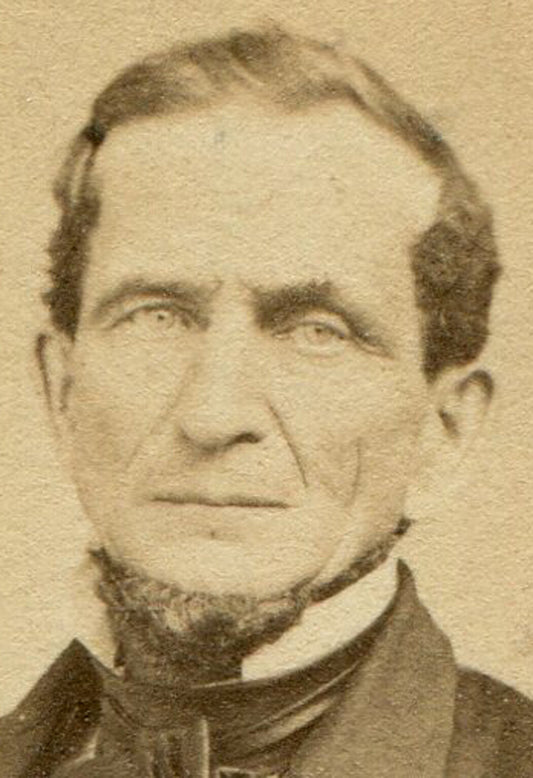 FINELY DRESSED MAN WITH UNDER CHIN BEARD. CIVIL WAR ERA CDV. LYNN, MASS.