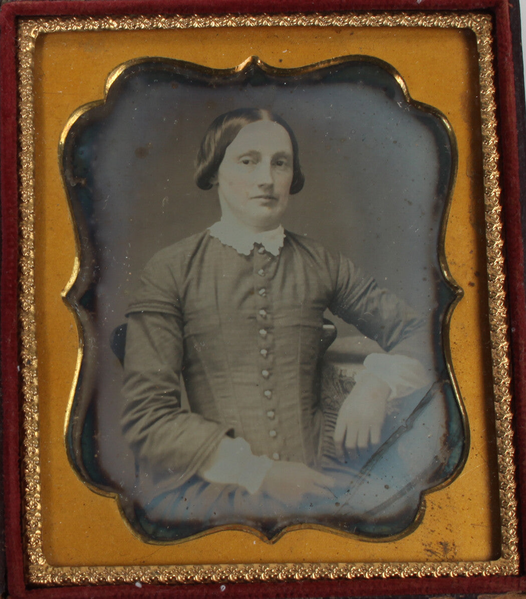 WOMAN WITH KNOWING EXPRESSION. TINTED 6TH PLATE DAGUERREOTYPE, FULL CASE.