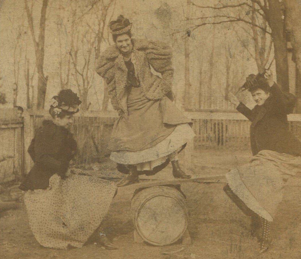 WOMEN ON SEE-SAW IN LONG DRESSES AND COATS. COMEDY STEREOVIEW.