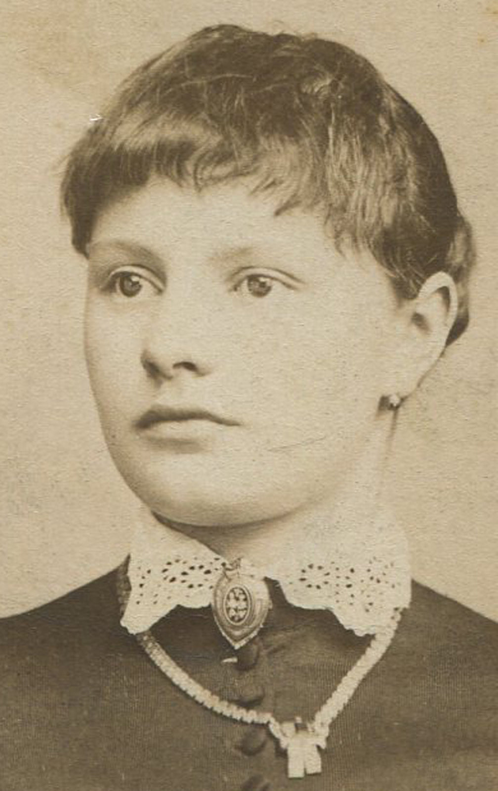 PRETTY YOUNG WOMAN WITH MESSY BANGS. CDV. ALLEGHENY, PA.
