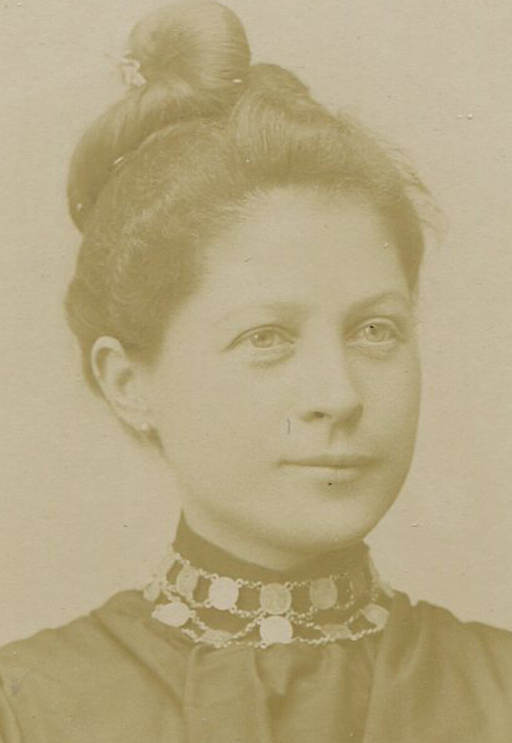 WOMAN WITH WIGGLY FRENCH TWIST HAIR STYLE. CABINET CARD, HUNTINGDON, PA.