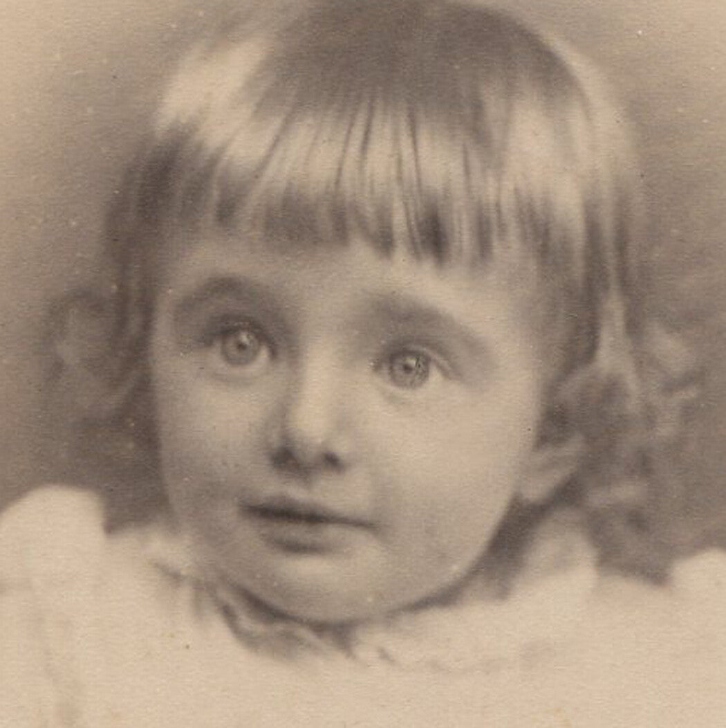 YOUNG GIRL WITH CRAZY BIG EYES. CABINET CARD. POTTSVILLE, PA.