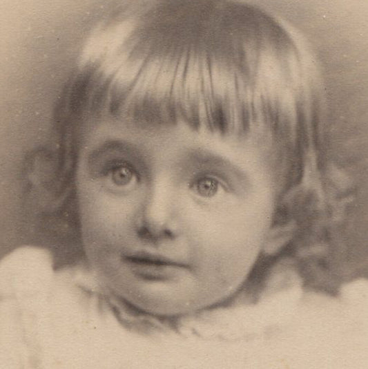 YOUNG GIRL WITH CRAZY BIG EYES. CABINET CARD. POTTSVILLE, PA.