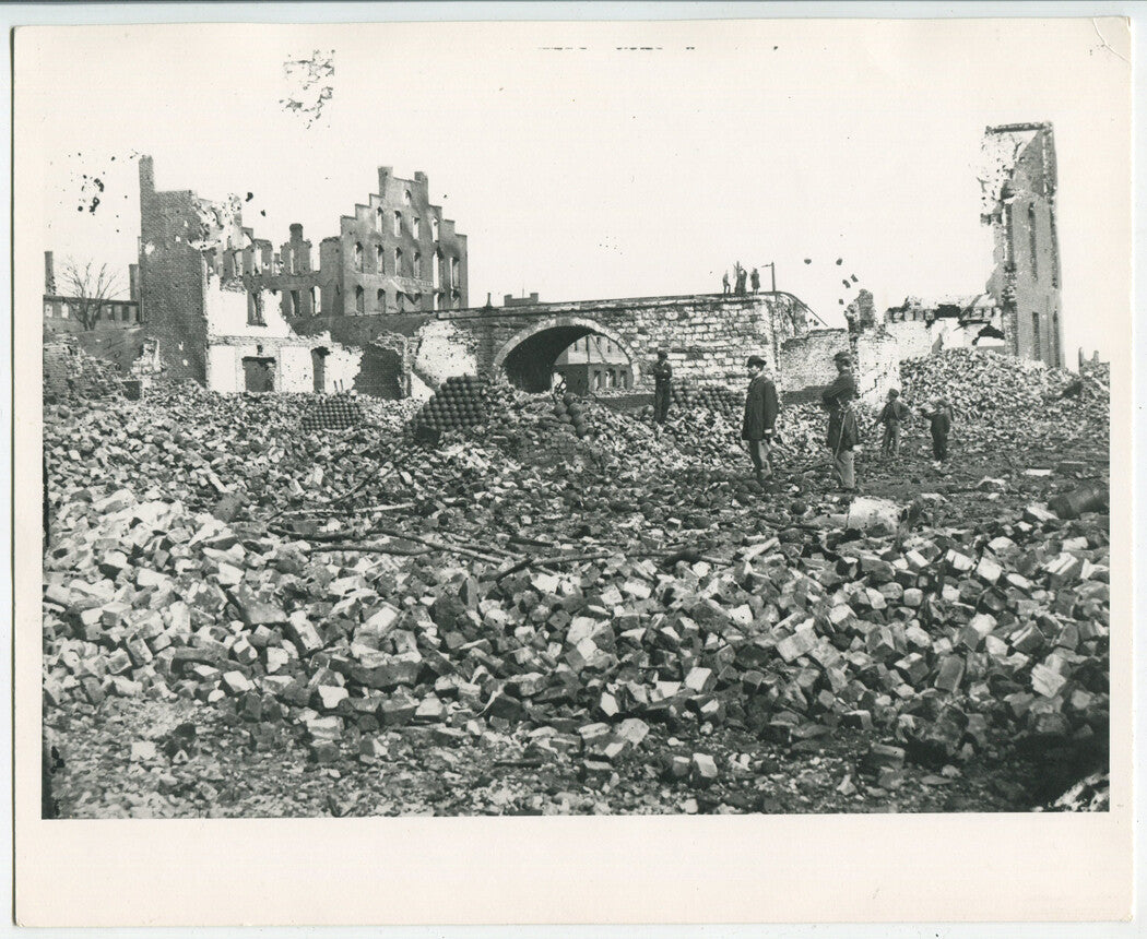 Civil War Era Photo - Union Soldiers in Ruins, Brady Collection, 8x10 Contemporary Fiber Print, National Archives