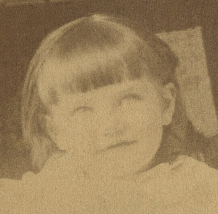 BROOKLYN, NY, PHOTO CUTE GIRL IN CHAIR