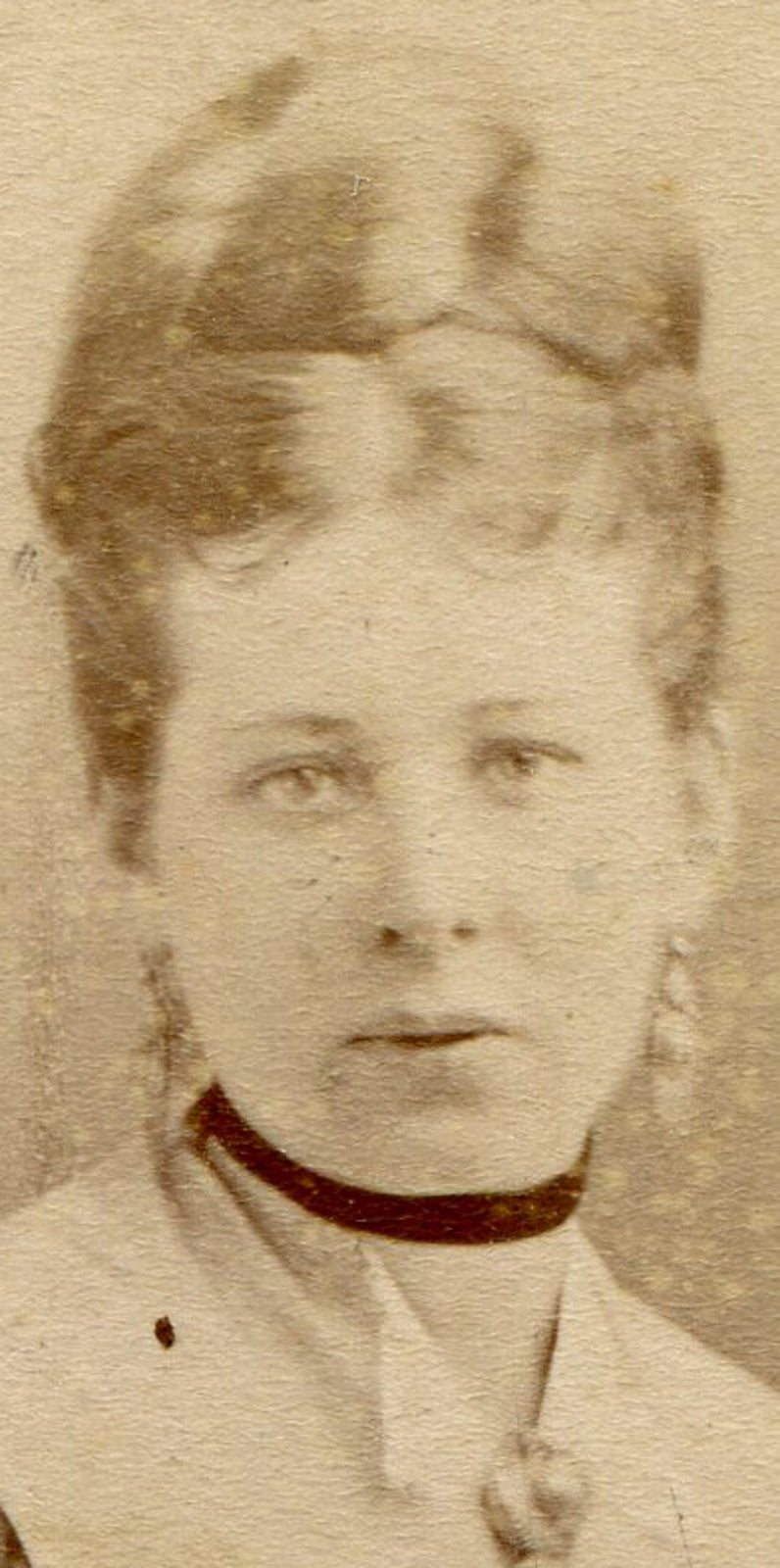 WOMAN WITH LONG EARRINGS AND CHOKER NECKLACE. CDV. GLASGOW, SCOTLAND.