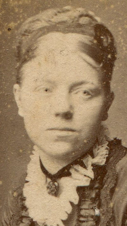 PRETTY WOMAN POSED LEANING ON BACK OF CHAIR. CDV. GLASGOW, SCOTLAND.