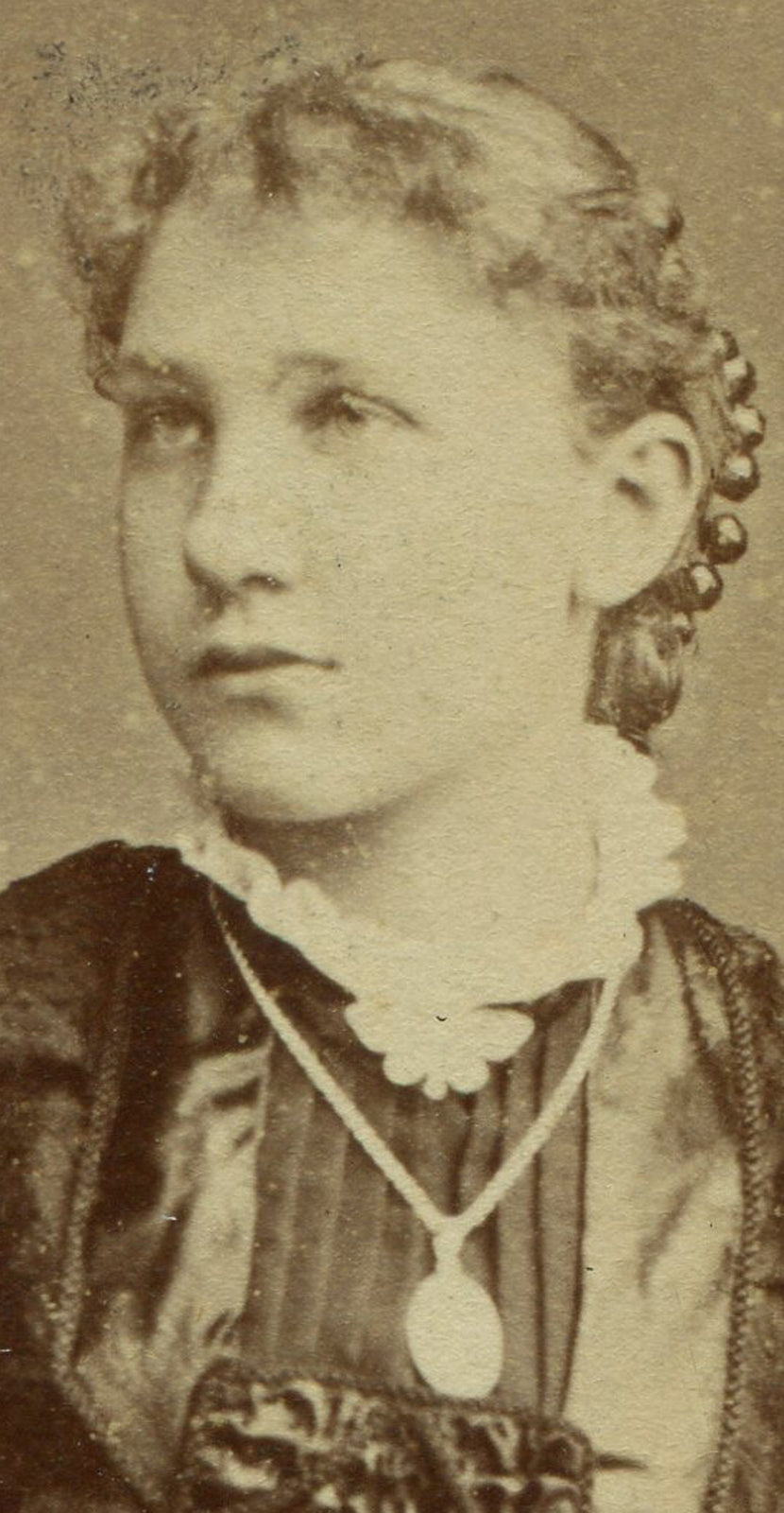 YOUNG WOMAN AT FRINGE POSING CHAIR. CDV.