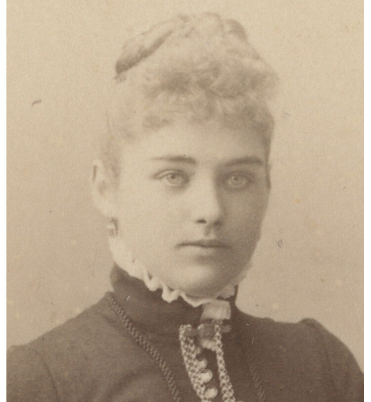 FROM MILWAUKEE, WIS, PHOTO OF PRETTY LADY W/ JEWELRY