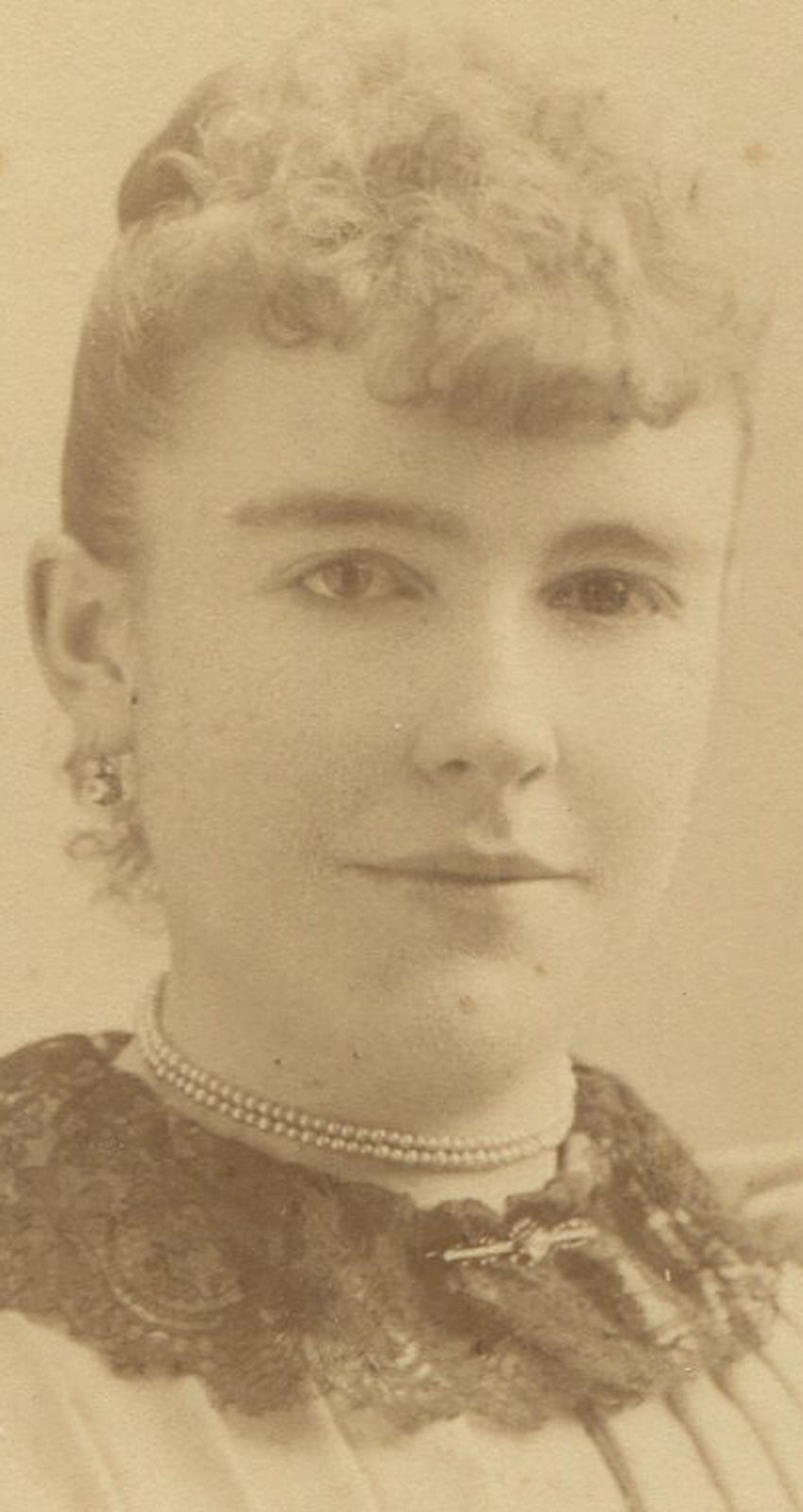 WOMAN W/LACE COLLAR, PLEATED DRESS. CABINET CARD. UTICA, N.Y.