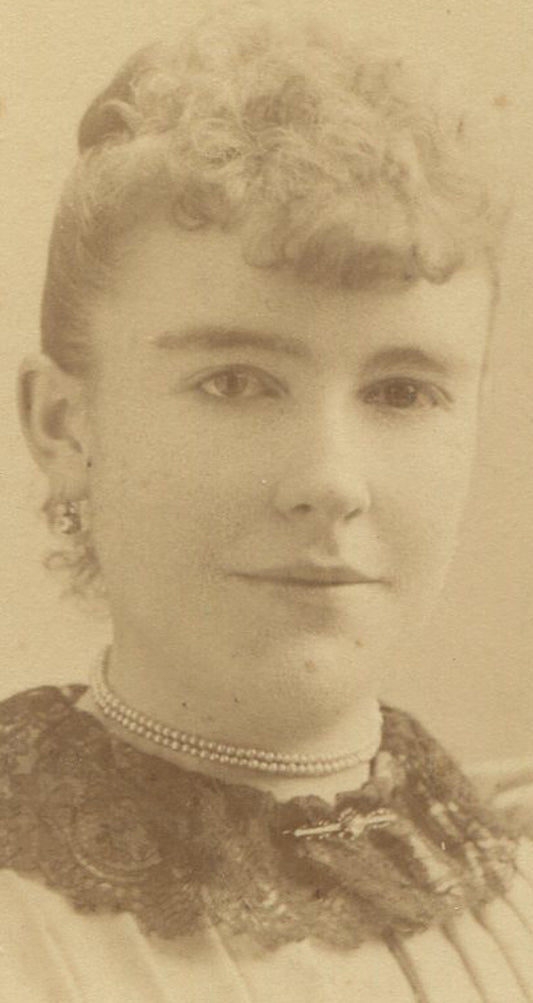 WOMAN W/LACE COLLAR, PLEATED DRESS. CABINET CARD. UTICA, N.Y.