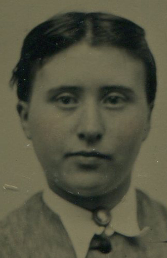 WOMAN, DARK PULLED BACK HAIR. TINTED TINTYPE.