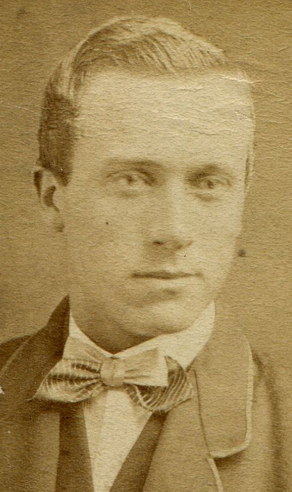 MAN WITH CUTE BOW TIE. OVAL PRINT ON CARD, CDV. CIRCA 1880.