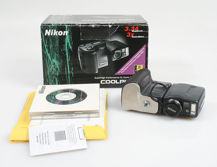 NIKON COOLPIX 990 IN BOX, FOR PARTS