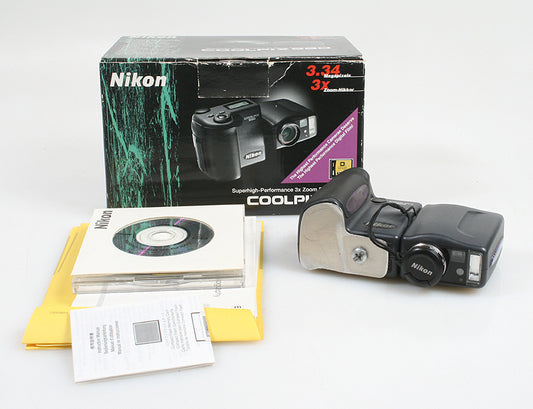 NIKON COOLPIX 990 IN BOX, FOR PARTS