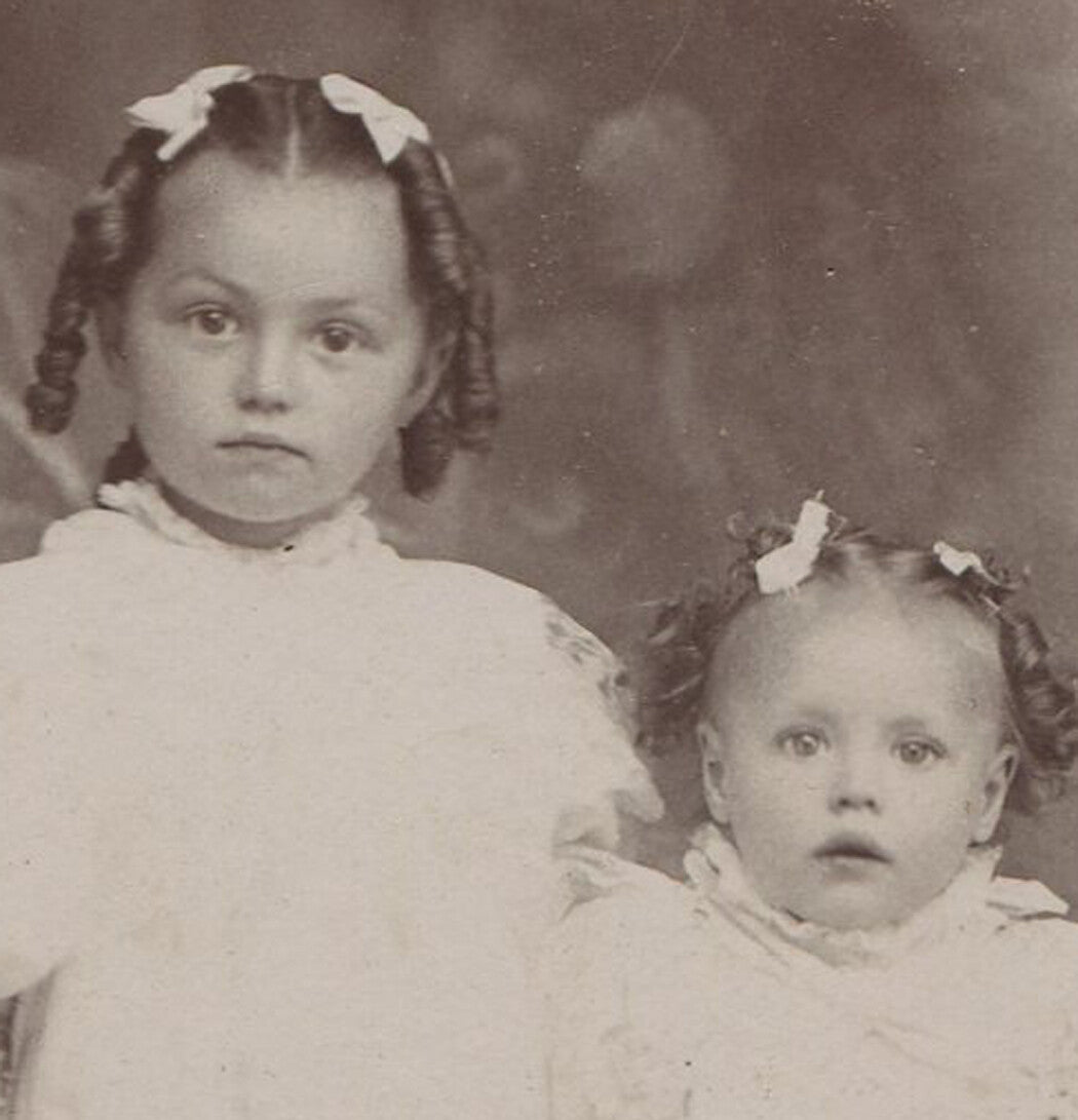 VERY YOUNG SISTERS, MATCHING DRESSES, HAIR BOWS. CABINET CARD. TARENTUM, PA.