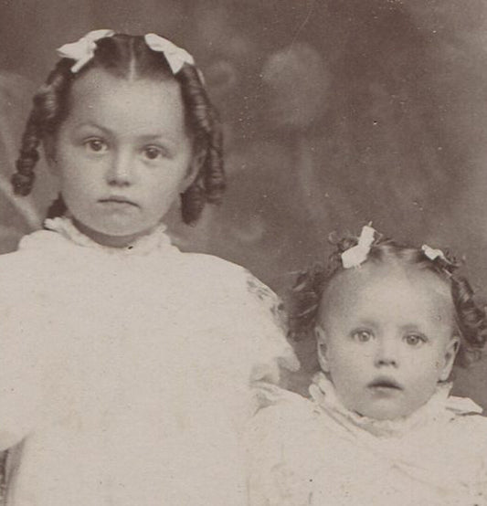 VERY YOUNG SISTERS, MATCHING DRESSES, HAIR BOWS. CABINET CARD. TARENTUM, PA.