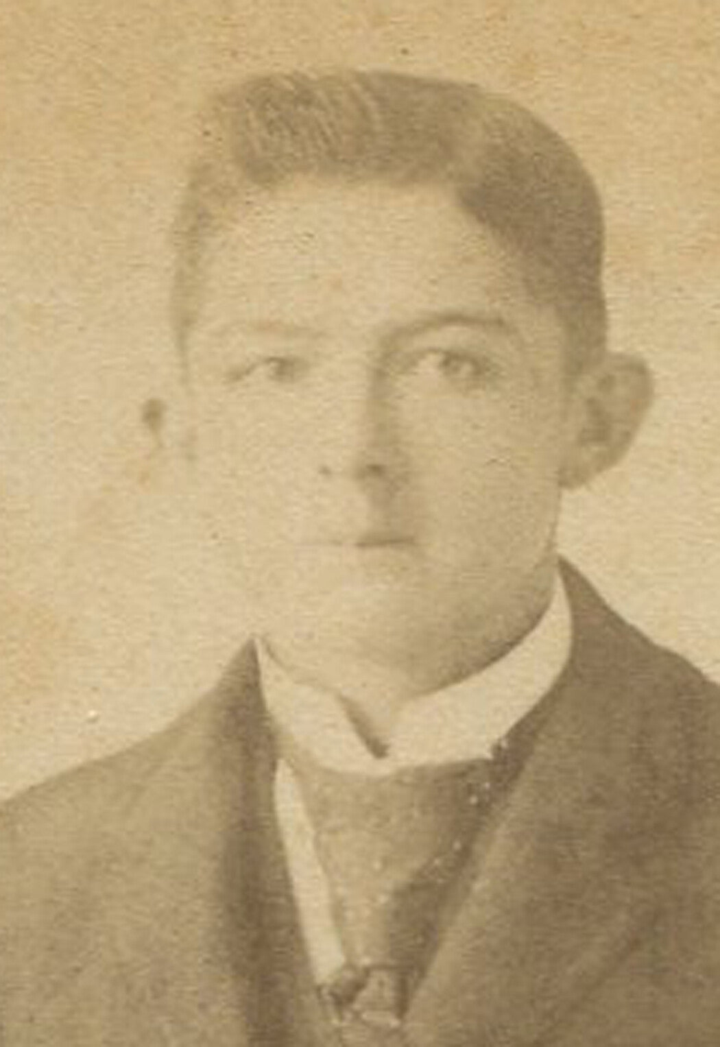 YOUNG MAN BETWEEN A ROCK AND A HARD PLACE. CABINET CARD. CRISFIELD, MO.
