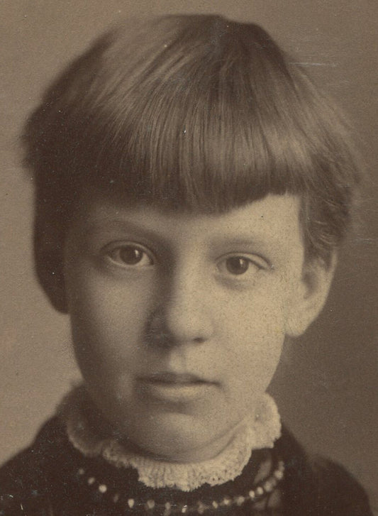 YOUNG GIRL, QUIZZICAL EXPRESSION. CABINET CARD. CHICAGO, ILL.
