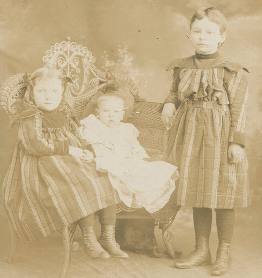 THREE YOUNG SIBLINGS. GIRLS IN MATCHING DRESSES. CABINET CARD. ALLEGHENY CITY.