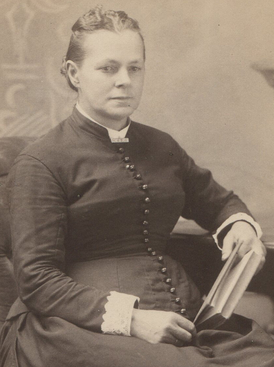 WOMAN, DISTANT GAZE, HOLDING BOOK. CABINET CARD. CHICAGO, ILL.