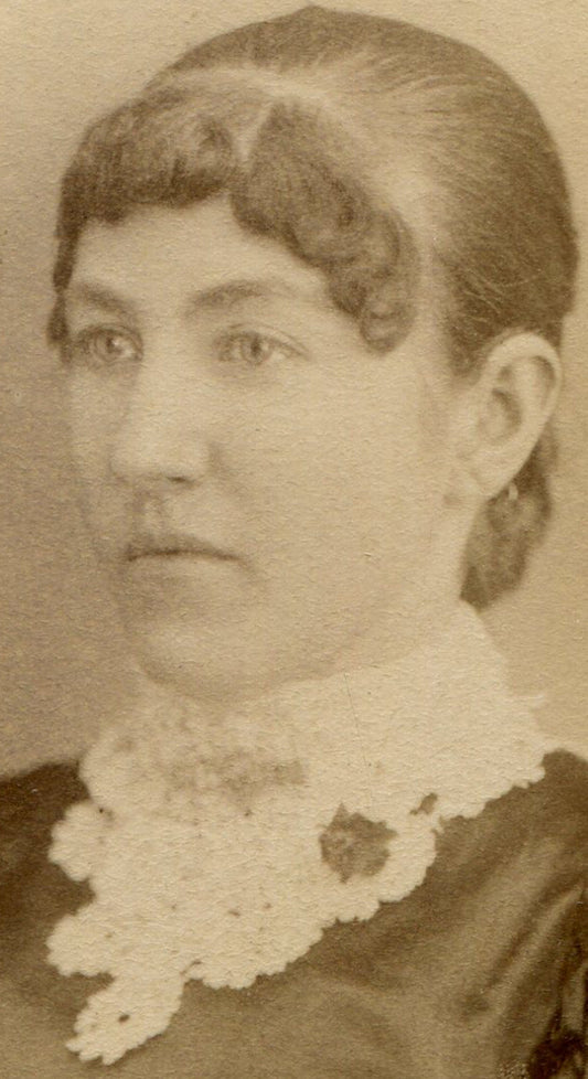 WOMAN QUESTIONING HER HAIRSTYLE. CDV. OSKALOOSA, IOWA.