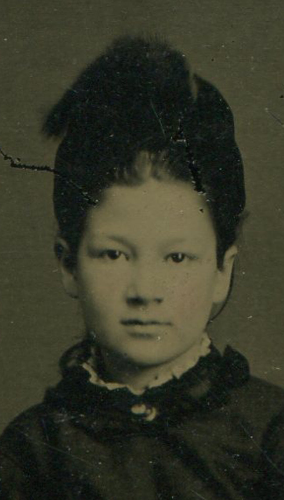 YOUNG WOMAN, RELAXED POSE, SEMI CONE HEAD HAIRSTYLE. TINTYPE.