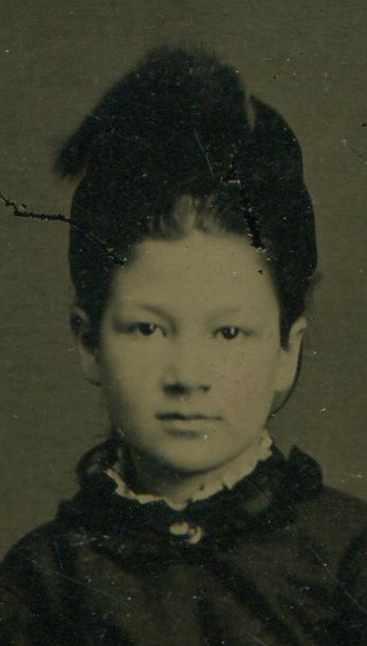 YOUNG WOMAN, RELAXED POSE, SEMI CONE HEAD HAIRSTYLE. TINTYPE.