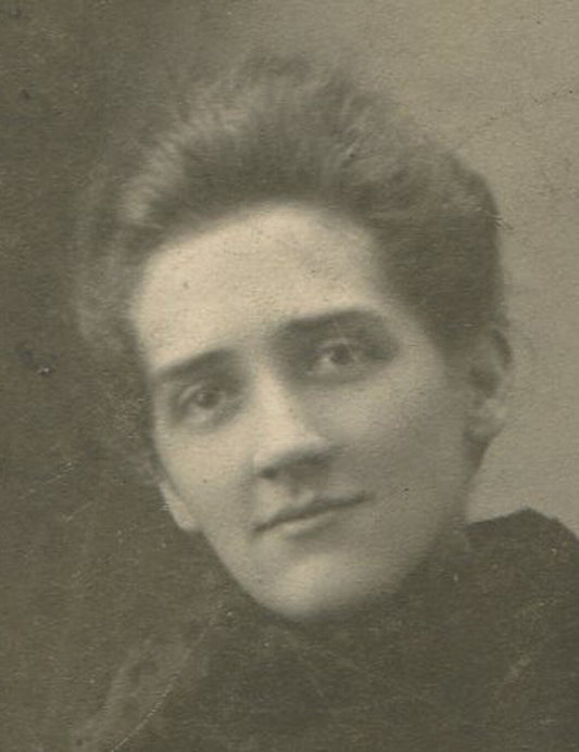 WOMAN, CASUAL POSE, HAND BEHIND BACK. CABINET CARD.