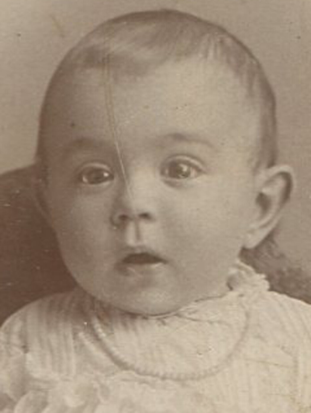 BABY W/HIDDEN MOTHER. CABINET CARD. CHICAGO, ILL.