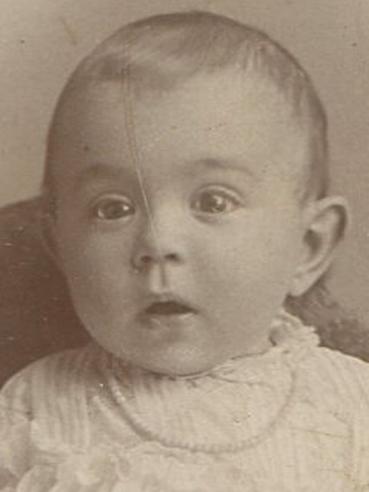 BABY W/HIDDEN MOTHER. CABINET CARD. CHICAGO, ILL.