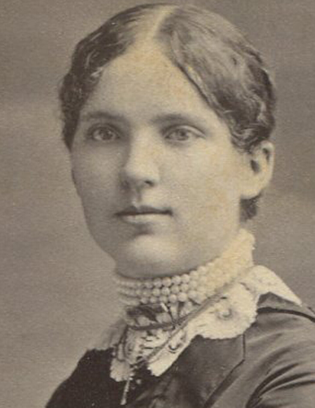 BEAUTIFUL WOMAN, CLASSIC PAINTED BACKGROUND. CABINET CARD.
