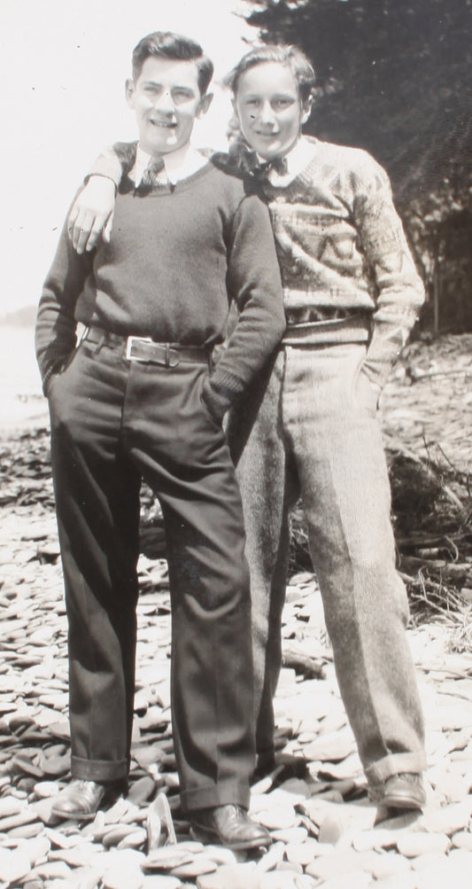 YOUNG MEN POSING FOR THE CAMERA.  7 SET B W PHOTOS. 1940-50.